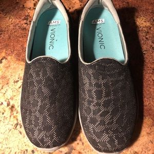 Brand new Vionic womens slip on shoe